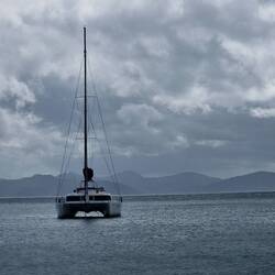 Wie in den Bergen, gibt es auch auf dem Meer schnell wechselndes Wetter, Regen naht