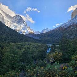 Valle France - glacier to the left, cuernos to the right