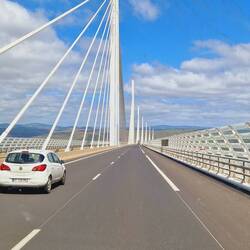 Hui! Mit Windböen über 80 km/h über die Brücke! 🫣