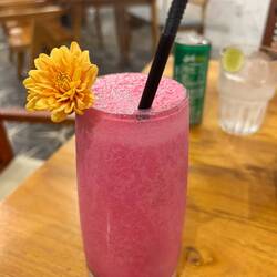 leckerer Smoothie (Drachenfrucht bringt die schöne Farbe)