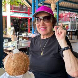 Gerlinde mit ihrer Kokosnuss in Port Denerau beim Inder