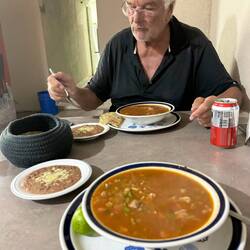 Suppe mit Bohnenmus und heißen "Pfannkuchen" 🌮