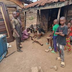 Links unser Mechaniker und der Schweißer bei der Arbeit