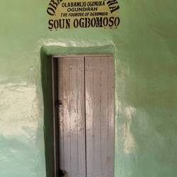 Der alte Palast mit den Königsgräbern