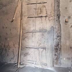 Holztür mit Holzangeln