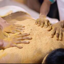 Erst Massage mit Öl, danach mit Salz und das alles von vier Händen - Körper und Kopf waren gefordert