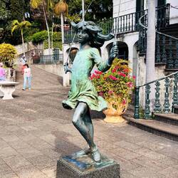 ...der mit vielen Statuen geschmückt ist