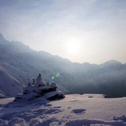 So Steine vor sehr großen Steinen