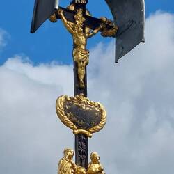 Gold vor blau weißem Himmel!