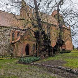 Die Kirche war viel zu groß für das Dorf