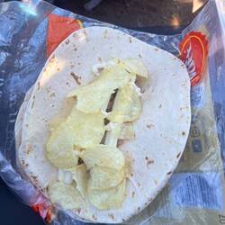 In der Mittagspause gab es Wraps mit Bohnenmus, Käse, Mayo und Chips