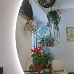 Ein hübscher kleiner Friseursalon mit einer sehr redseligen Inhaberin.