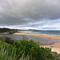 Hier verbinden sich bald der Abfluss des Swan Lake mit dem Meer. Sie warten schon alle darauf.
