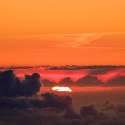 Die Sonne unter den Wolken.