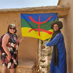 Notre guide et le drapeau berbère.