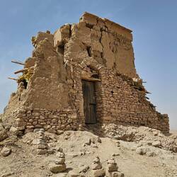 Le grenier (pour stocker la nourriture du village). Détruit par le tremblement de terre.