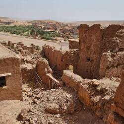 Maison détruite par le tremblement de terre.