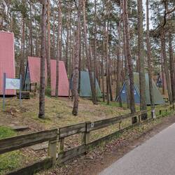 Da wohnen sicher seltsame Menschen in seltsamen Häusern mitten im Wald