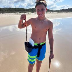 Dieser Bursche sammelt Sandwürmer zum Fischen. Links ein langer Wurm, rechts im Strumpf Fleisch