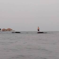 Siggi beim Angeln in der Ferne