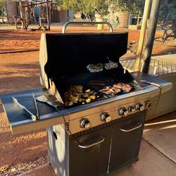 Wir grillen. Das Fleisch ist von den Station-eigenen Rindern