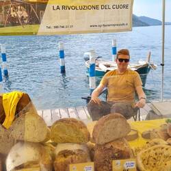 Mercato à Monte Isola : Vente de pains faits maison 🤤
