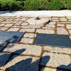 Grabmäler von John F. Kennedy und seiner Frau, im Hintergrund die "Eternal Flame"