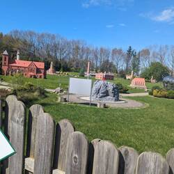 Handy über den Zaun des Miniaturparks gehalten