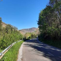 Diese Autobahn im Hintergrund