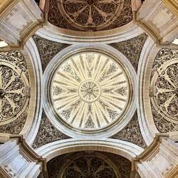 Neben der imposanten Säulen, der Kuppel und den feinen und reichen Arbeiten, stechen..