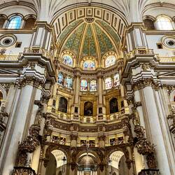 ..sie in ihrer Größe (160x67x47m) festzuhalten.