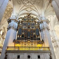 ..auch die 40.000 Orgelpfeifen heraus - unwahrscheinliches Bauwerk!