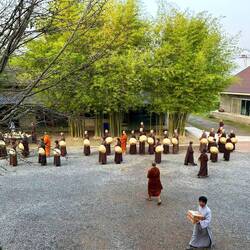 Die Mönche und die Nonnen treten an um die Gaben, die wir ihnen mitgebracht haben, in Empfang zu neh