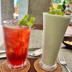 Ein strawberry ice tea und ein Avocado vanilleice and charcoal powder Drink ,musste probiert werden