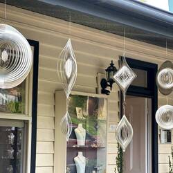 Kleine Häuser entlang der Straße in Central Tilba und ihre Schätze zum Verkauf.