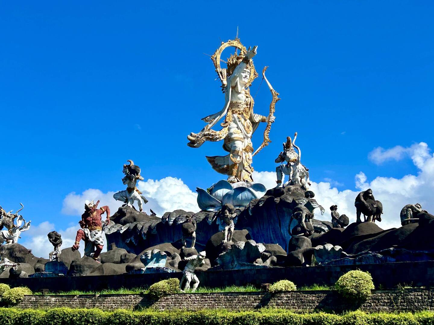 schöne Skulptur im Kreisverkehr