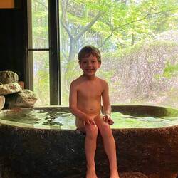 Ellie also wanted a picture alone in the onsen but Lorenzo didn't let her...