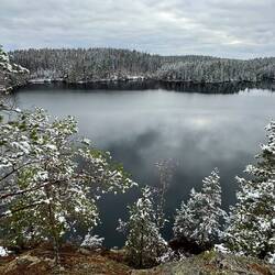 Blick hinab auf den Falkasjön.