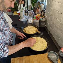 Naji cooking Carbonara