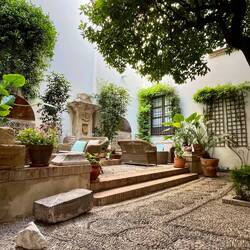 ..sind die schmuckvollen Innenhöfe,..