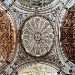 ..findet sich der pompöse und prunkvolle spanische Bau.