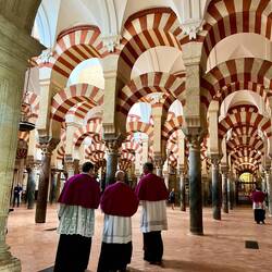 ..die Kathedralmoschee noch ein Stück unendlicher.