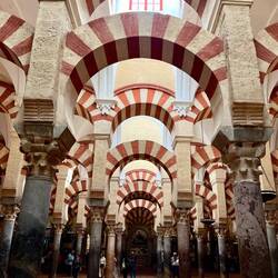 Auch durch die Säulen und Hufeisenbögen wirkt..