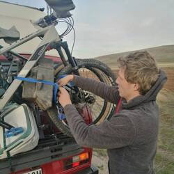 Jetzt muss er bis zur Reparatur erstmal bei den Fahrrädern mitfahren und das Wasser läuft so weg