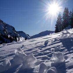 Am Südhang sin die ersten Schneelawinen abgegangen