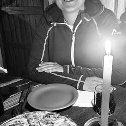 Candlelight Dinner am Abend mit Pizza und Lasagne.