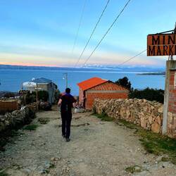 Auf dem Weg zum Abendessen mit Sicht auf beeindruckende Berge.