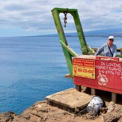Da ist sie wieder, die Sonne! Hier werden kleine Boote an der Steilküste aus dem Wasser geholt.