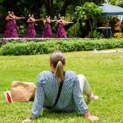 Hierbei handelt es sich nicht um eine Karatevorführung, sondern um hawaiianische Folklore