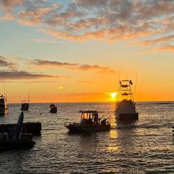 Direkt neben dem Resort ist ein öffentlicher Strand, juhu, der tägliche Sonnenuntergang ist gerettet